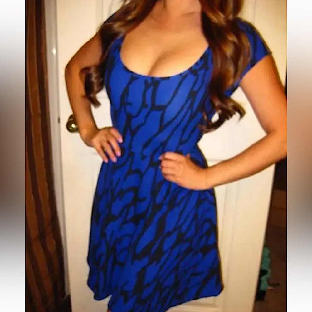 💙 BEBE OPEN BACK CRISS CROSS BACK DRESS
